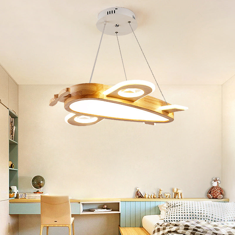 Une Chambre Avec Un Lit, Des Lampes Et Une Lampe Suspendue Au Plafond.